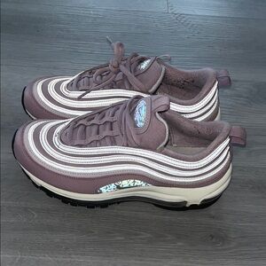 Nike Women's Sneakers in Mauve and Cream